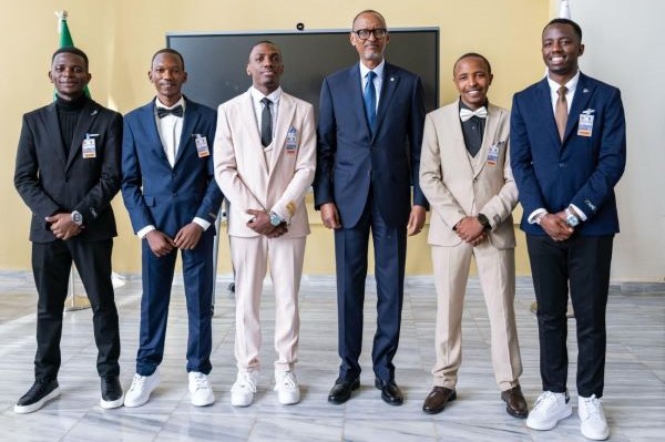 Kagame Meets Rwandan Students at Algeria’s Premier AI Institute